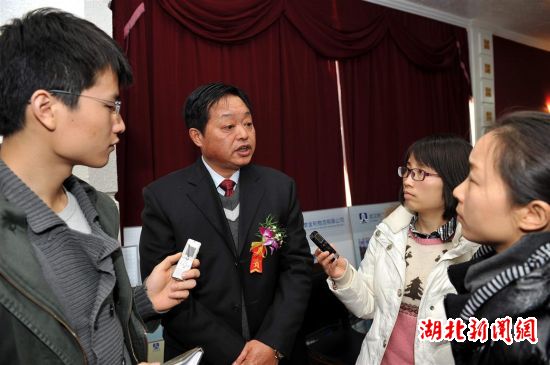 当阳市委书记郑廷贵接受媒体采访