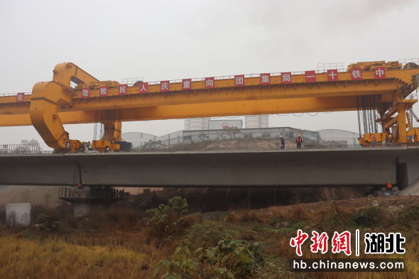 中新网湖北 湖北新闻网 渝湘高铁重庆至黔江段巴南梁枕场箱梁架设完成