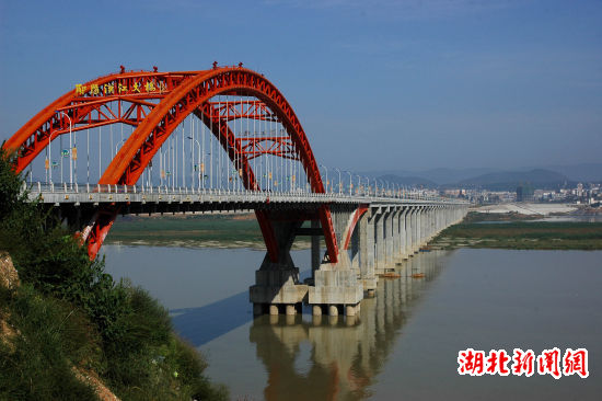 图文:仙桃汉江大桥市民摸黑通行到何时